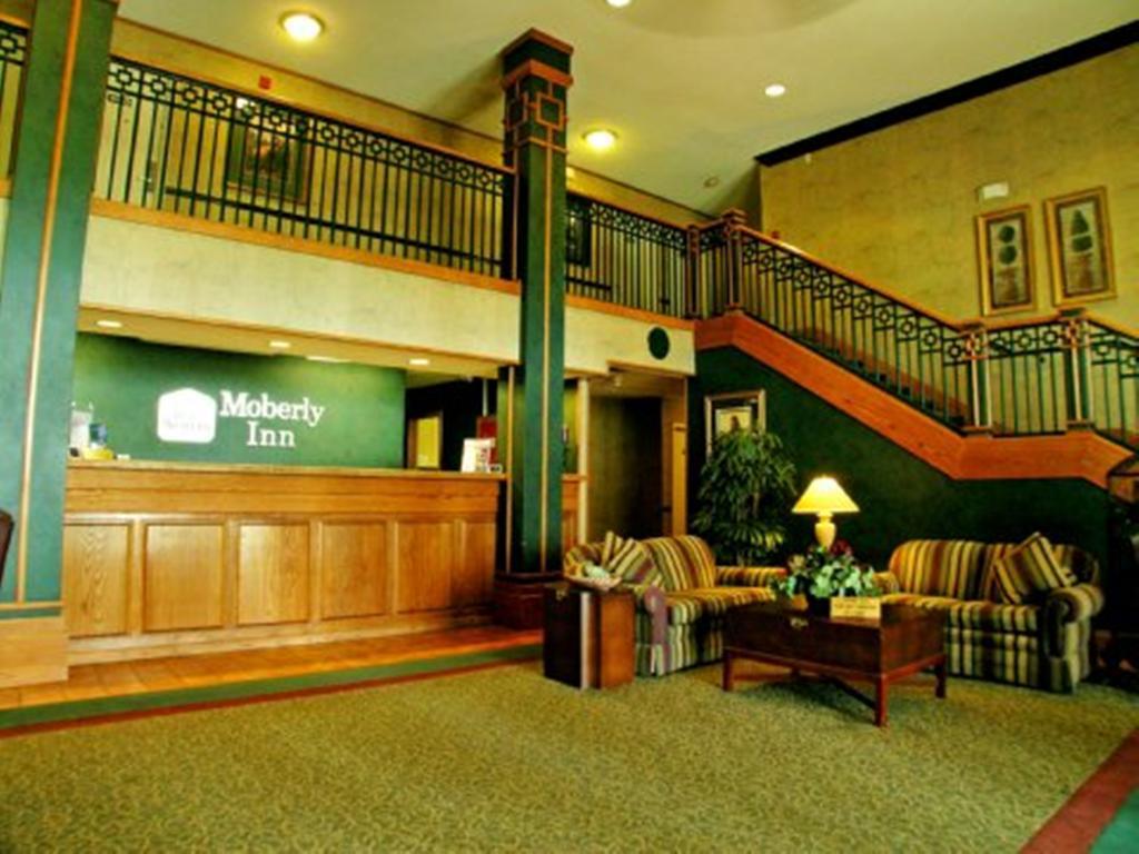 Moberly Inn & Suites エクステリア 写真