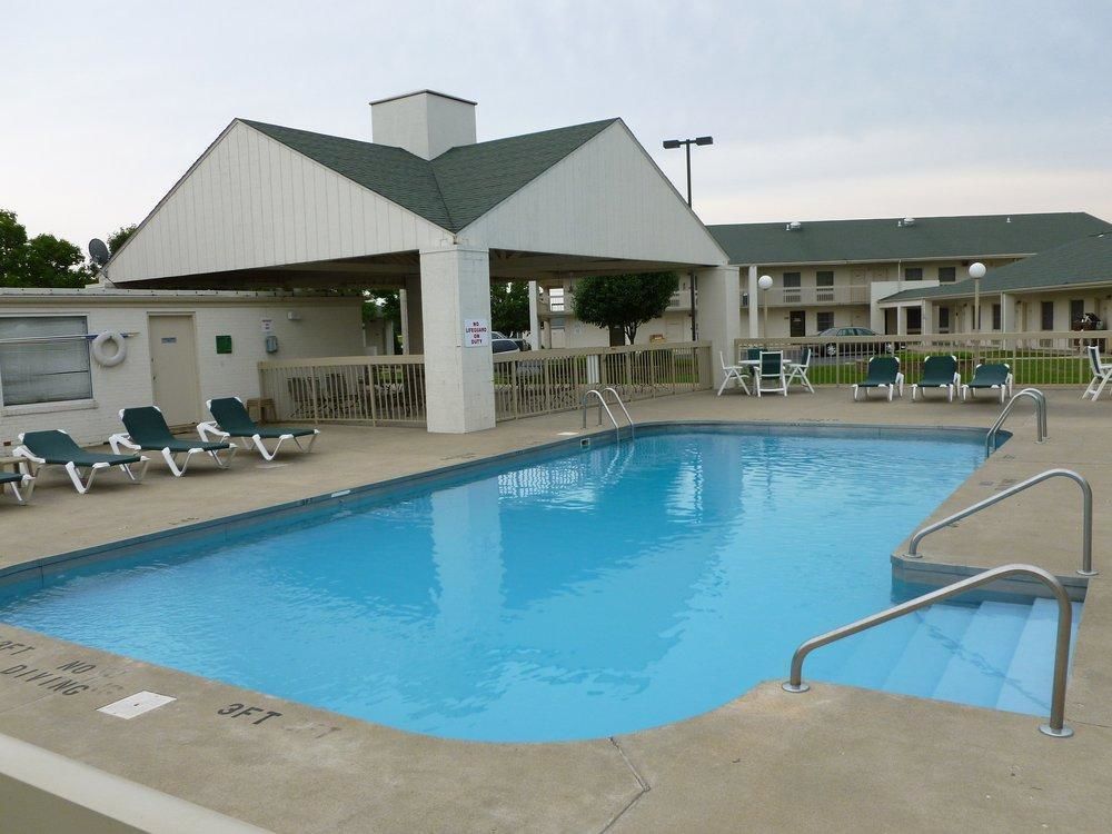 Moberly Inn & Suites エクステリア 写真