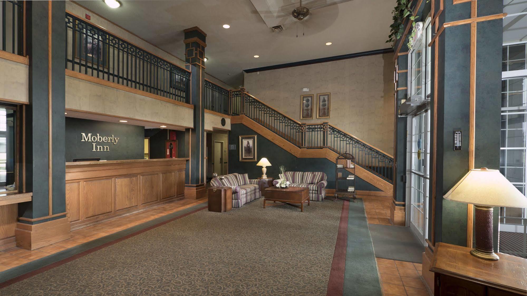 Moberly Inn & Suites エクステリア 写真