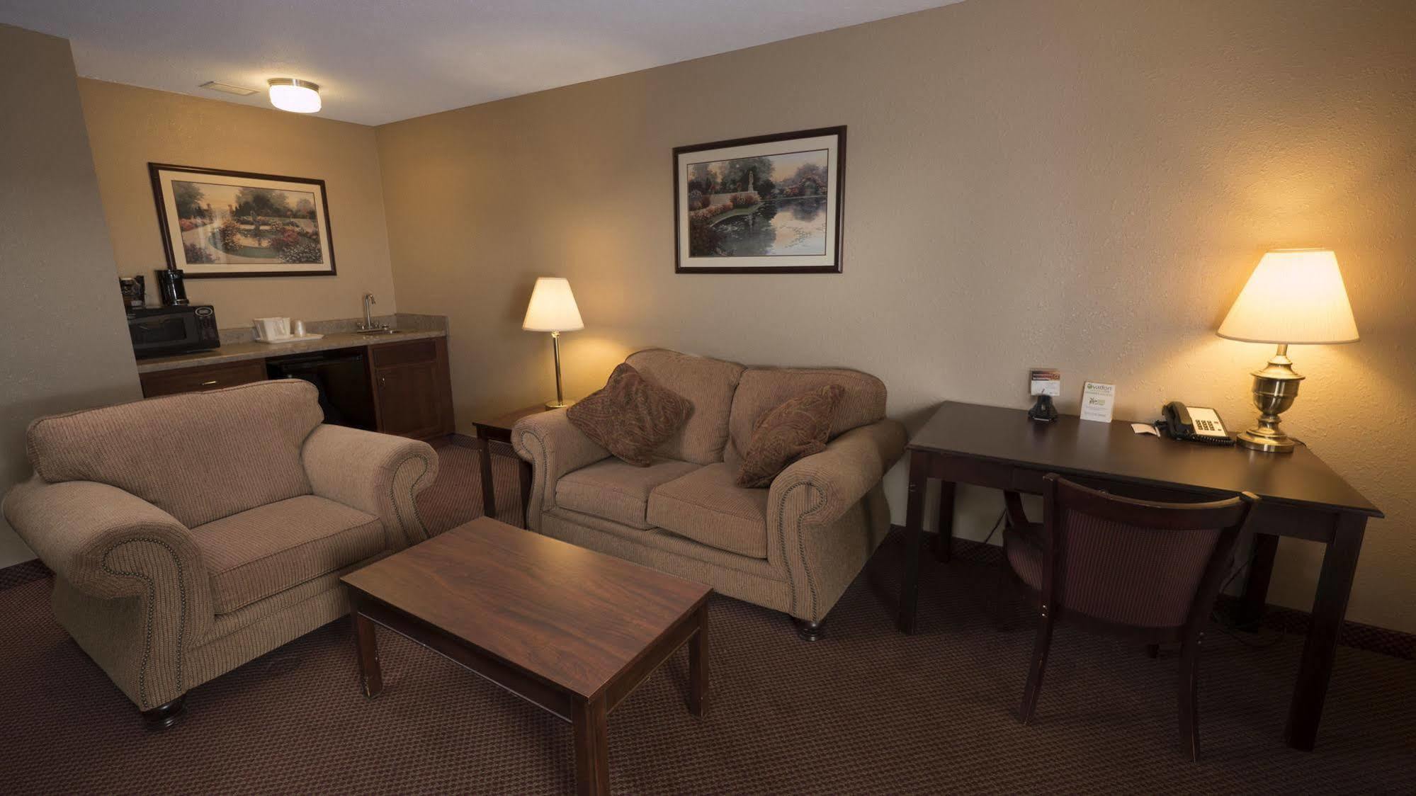 Moberly Inn & Suites エクステリア 写真
